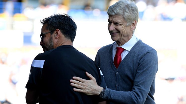 Arsene Wenger berjabat tangan dengan pelatih Huddersfield. Copyright: © INDOSPORT