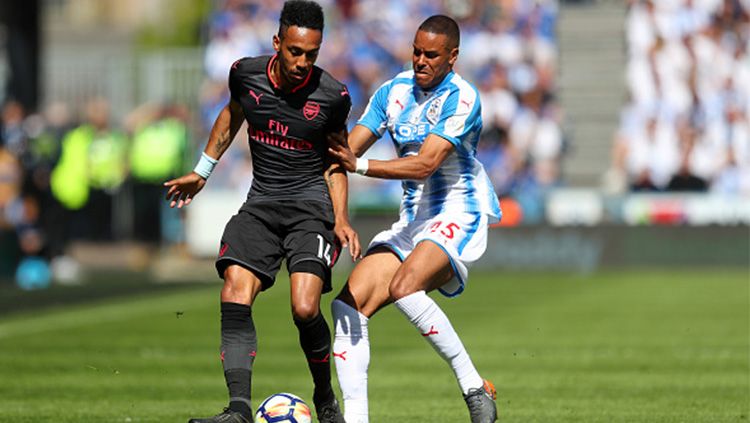 Pemain huddersfield town kontra arsenal. Copyright: © INDOSPORT