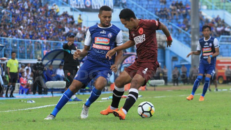 Thiago Furtuoso berusaha lepas dari penjagaan pemain PSM Copyright: © Ian Setiawan/INDOSPORT
