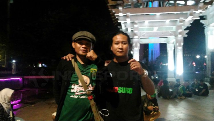 Salah satu pentolan Bonek Andie Peci turut memberikan respons jenaka usai mengatahui Persebaya Surabaya terusir dari Stadion Gelora Bung Tomo (GBT). Copyright: © Fitra Herdian/INDOSPORT