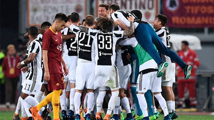 Kekecewaan pemain AS Roma saat Juventus selebrasi. Copyright: © INDOSPORT