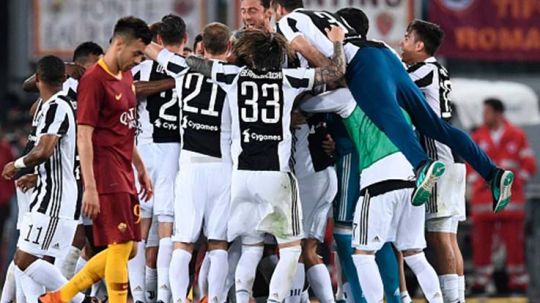 Kekecewaan pemain AS Roma saat Juventus selebrasi. Copyright: © INDOSPORT