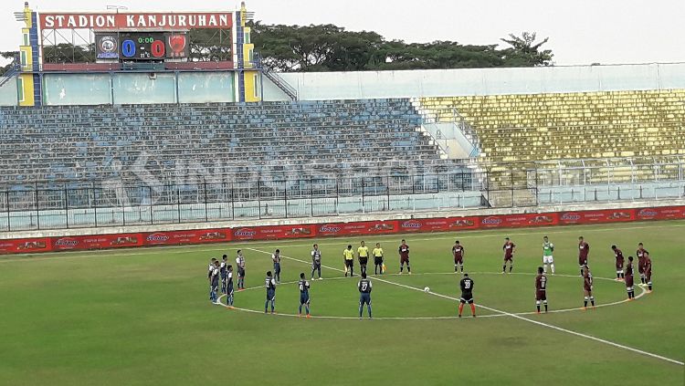 Penghormatan korban bom dalam laga Arema FC vs PSM Makassar. Copyright: © Ian Setiawan/INDOSPORT