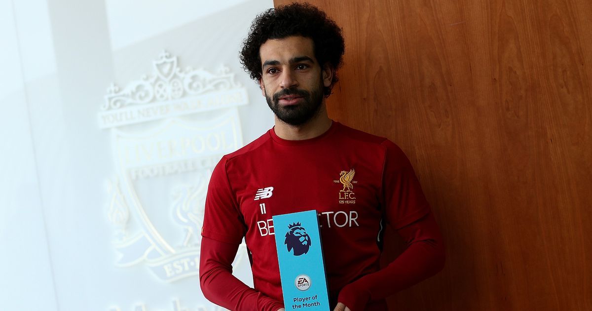Mohamed Salah menerima penghargaan Player of The Month dari Liga Primer Inggris. Copyright: © Mirror