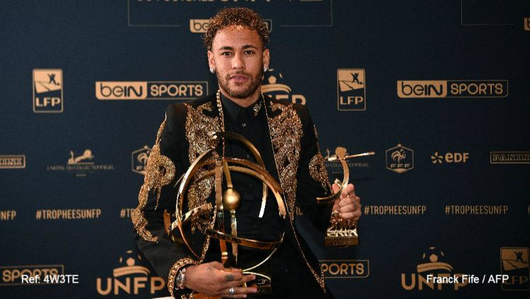 Neymar raih penghargaan Pemain Terbaik Ligue 1. Copyright: © Franck Fife/AFP