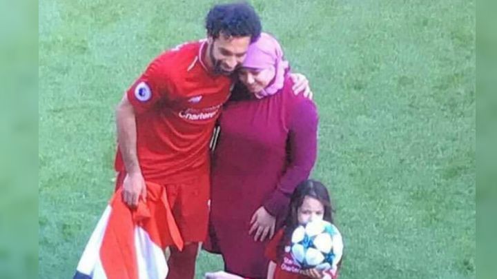 Mohamed Salah bersama keluarga kecilnya. Copyright: © Twitter/Shaimaa Khalil