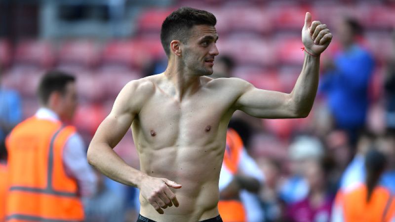 Dusan Tadic merayakan keberhasilan Southampton bertahan di Liga Primer Inggris. Copyright: © INDOSPORT