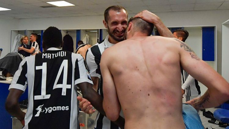 Giorgio Chiellini ikut selebrasi bersama Juventus. Copyright: © INDOSPORT