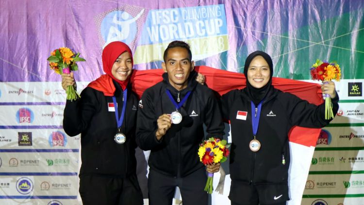 Agustina Sari, Sabri, dan Aries Susanti Rahayu berfoto bersama usai meraih medali pada IFSC World Cup di Tai’an, China. Copyright: © Humas FPTI