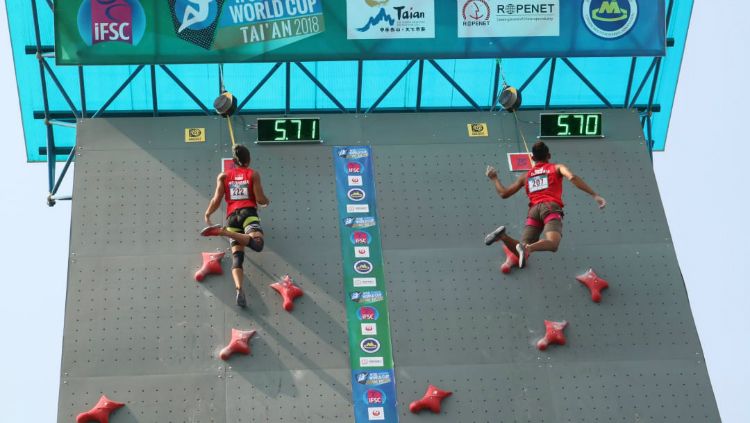 Sabri dan Aspar Jailolo dalam duel sesama atlet Indonesia di semi final IFSC World Cup Tai’an. Copyright: © Humas FPTI