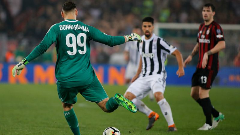Dua klub besar Liga Italia AC Milan dan Juventus dikabarkan akan melakukan mega transfer pertukaran pemain bintang Donnarumma dan Bernardeschi. Copyright: © INDOSPORT