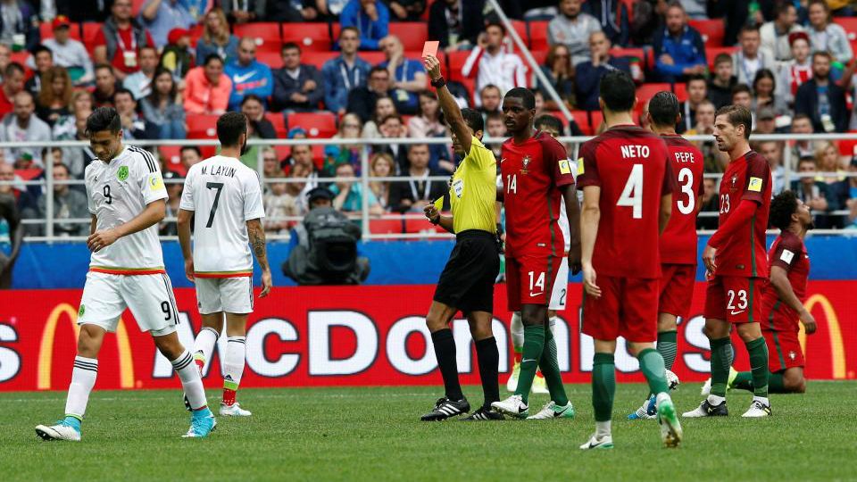 Fahad Al Mirdasi saat memimpin laga Confederation Cup 2017. Copyright: © Reuters