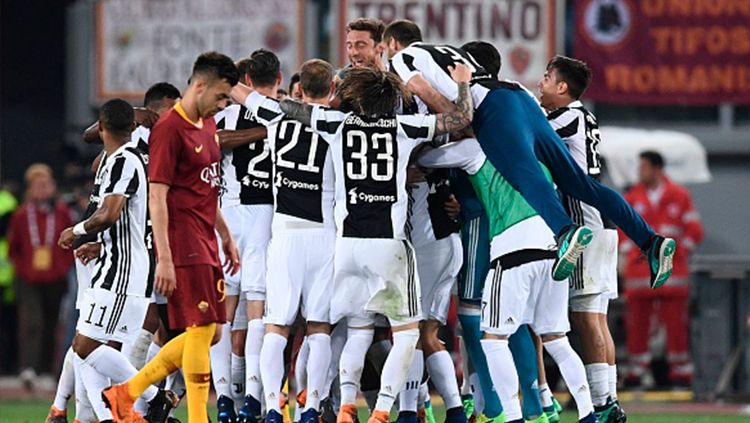 Juventus merayakan kepastian juara di Stadion Olimpico markas AS Roma. Copyright: © INDOSPORT