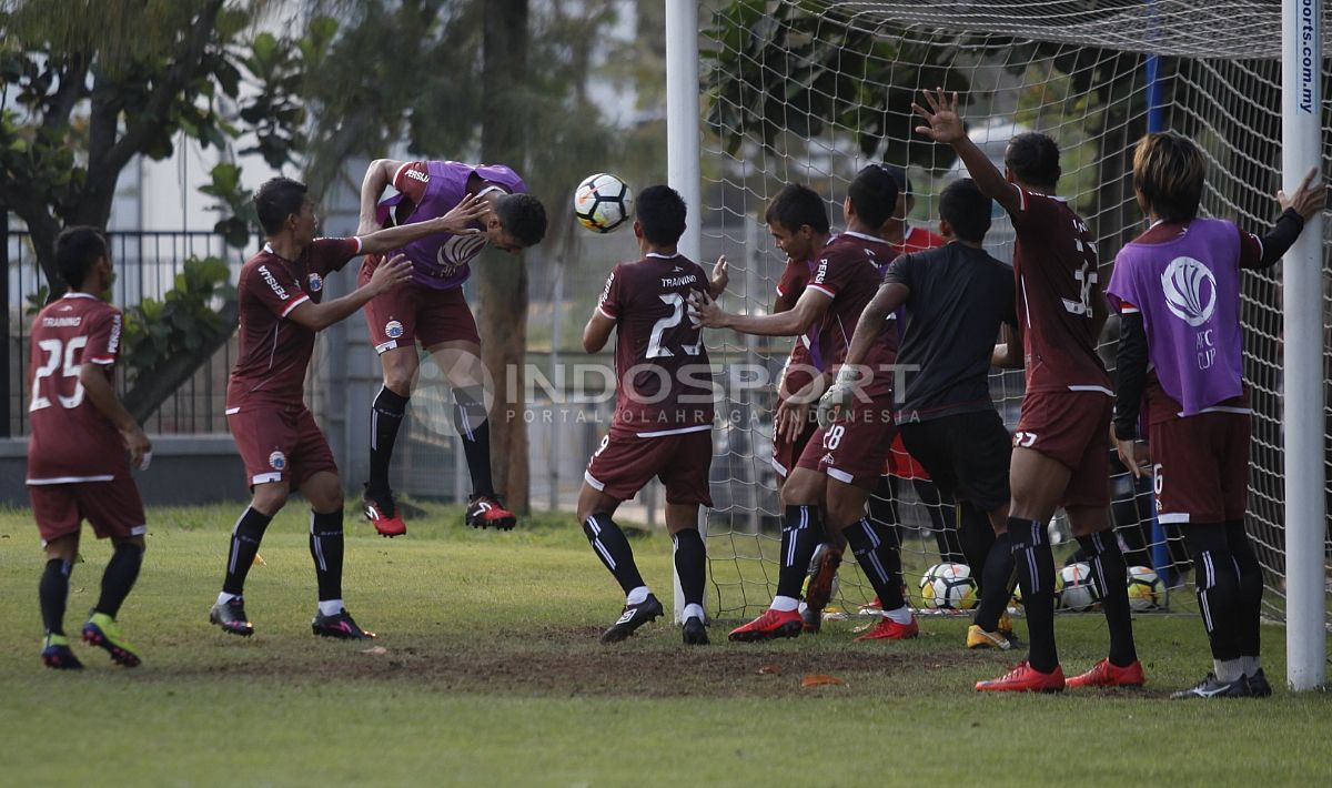 Latihan Persija Jakarta jelang melawan Home United. Copyright: © Herry Ibrahim/INDOSPORT.COM