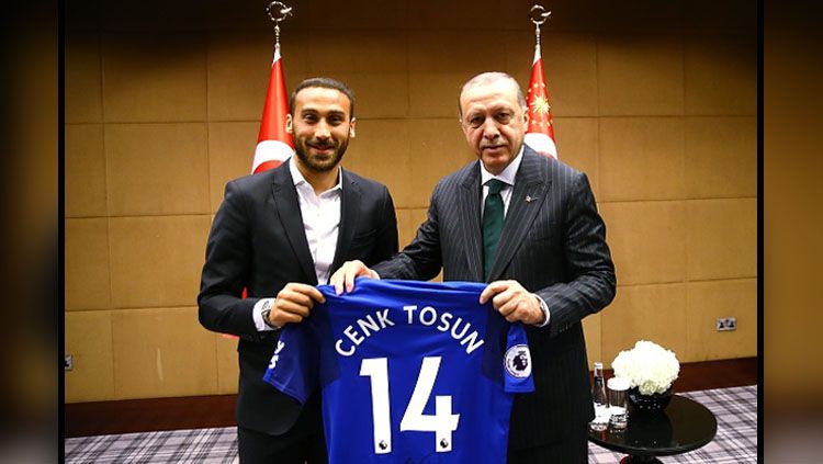 Gelandang serang Everton, Cenk Tosun dan Recep Tayyip Erdogan, Presiden Turki. Copyright: © INDOSPORT