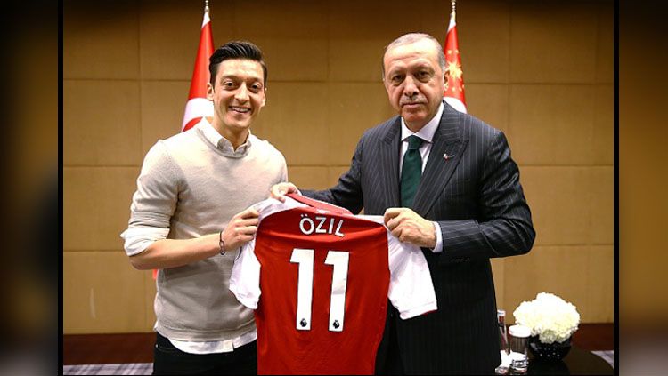 Playmaker Arsenal, Mesut Ozil dan Recep Tayyip Erdogan, Presiden Turki. Copyright: © INDOSPORT