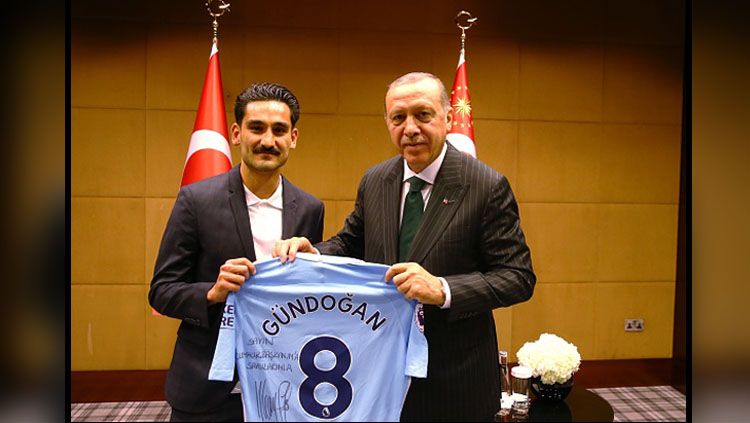 Gelandang serang Man City, Ilkay Gundogan dan Recep Tayyip Erdogan, Presiden Turki. Copyright: © INDOSPORT