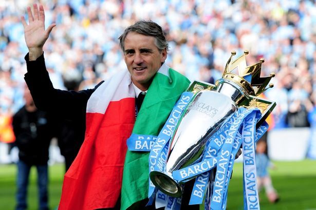 Roberto Mancini ketika menjuarai Liga Primer Inggris. Copyright: © mirror.co.uk