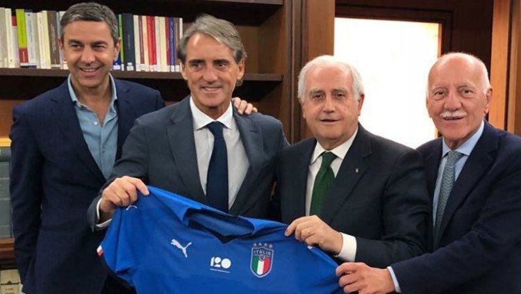 Roberto Mancini diperkenalkan sebagai pelatih Italia. Copyright: © Twitter@FIGC