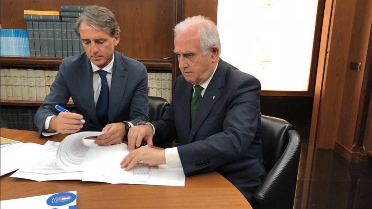 Roberto Mancini menandatangani kontrak sebagai pelatih anyar Timnas Italia.  Copyright: © Twitter@FIGC