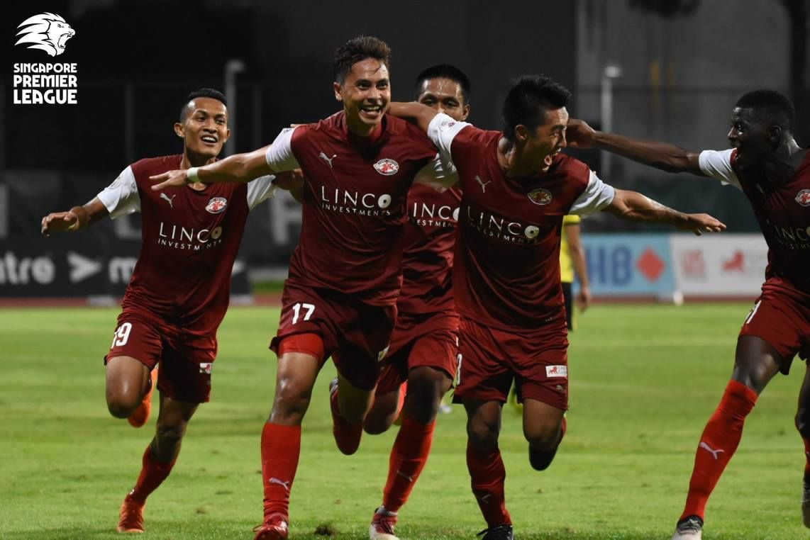 Faizal Roslan merayakan gol bersama rekan-rekannya. Copyright: © FOX Sport Asia