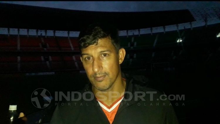 Alfredo Vera, pelatih Persebaya Surabaya. Copyright: © Fitra Herdian Ariestianto/INDOSPORT