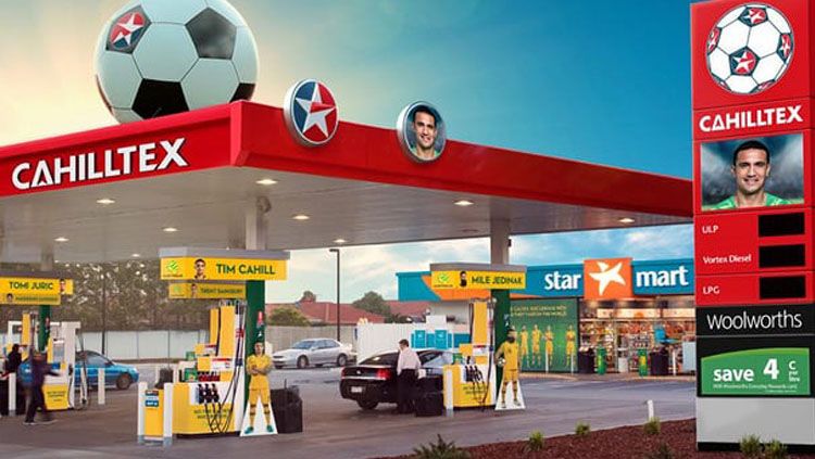 Tim Cahill jadi iklan di pom bensin Australia. Copyright: &copy; Guardian