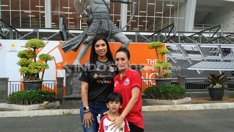 Istri Jamie dan Coach Teco Copyright: © INDOSPORT/Petrus Manus Da' Yerimon