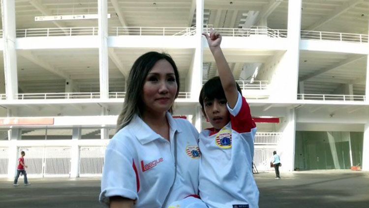 Miranda Erlinda, istri Coach Teco. Copyright: © Tribunnews.