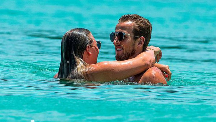 Harry Kane saat sedang berlibur di pantai bersama kekasihnya. Copyright: © Mirror