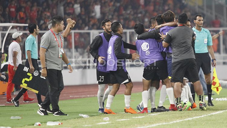 Para pemain Home United berselebrasi usai berhasil mencetak angka. Copyright: © Herry Ibrahim/INDOSPORT