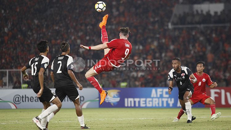 Marko Simic melakukan tendangan salto. Copyright: © Herry Ibrahim/INDOSPORT