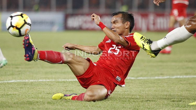 Riko Simanjuntak harus jatuh bangun untuk menguasai bola. Copyright: © Herry Ibrahim/INDOSPORT