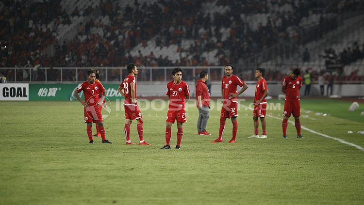 Para pemain Persija tampak tertunduk lesu setelah kalah dari Home United dan gagal ke final zona. Copyright: © Herry Ibrahim/INDOSPORT