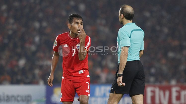 Wasit asal Arab, Turki Al Khudair (kanan) kerap mendapat protes dari pemain Persija saat melawan Home United. Copyright: © Herry Ibrahim/INDOSPORT