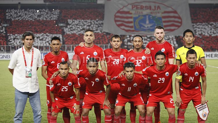 Para penggawa Persija Jakarta di lapangan bersama pelatih Stefano Teco. Copyright: © Herry Ibrahim/INDOSPORT