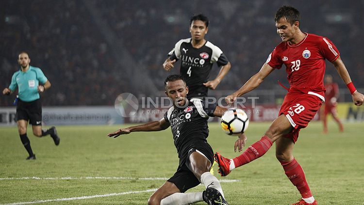 Rezaldi Hehanusa saat laga melawan Home United. Copyright: © Herry Ibrahim/INDOSPORT