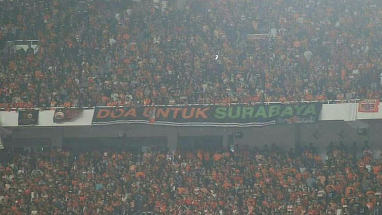 Jakmania saat memadati pertandingan Persija Jakarta vs Home United. Copyright: © bonekmalangraya/Twitter