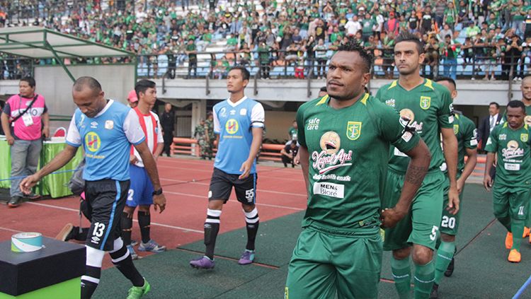 Persebaya Surabaya memasuki lapangan, Copyright: © Media Persebaya