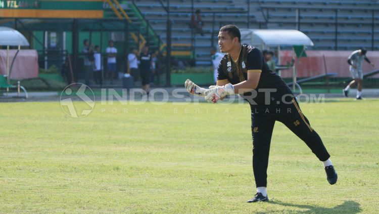 Kiper legendaris PSMS Medan, Sahari Gultom pernah mengalami masa ketika kompetisi sepak bola Indonesia berhenti total. Copyright: © Kesuma Ramadhan/INDOSPORT