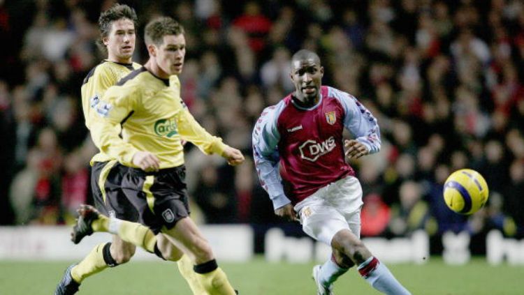 Jlloyd Samuel, eks Aston Villa (kanan). Copyright: © INDOSPORT