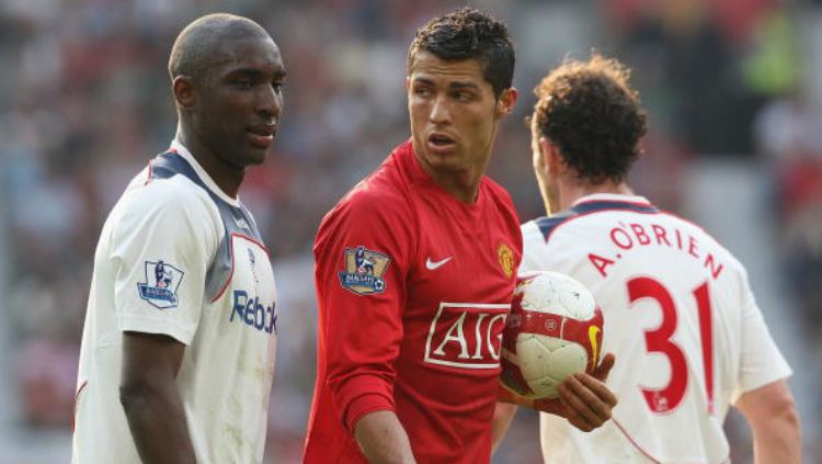 Jlloyd Samuel (kiri) kala masih berseragam Bolton Wanderers. Copyright: © INDOSPORT