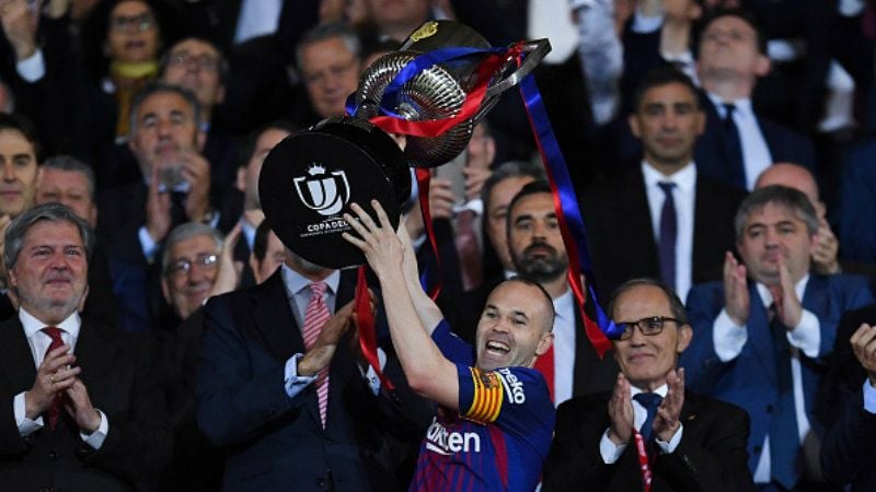 Andres Iniesta mempersembahkan gelar Copa del Rey 2017/18 untuk Barcelona. Copyright: © INDOSPORT
