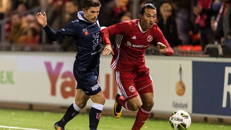 Ezra Walian saat tampil membela Almere City melawan MVV. Copyright: © INDOSPORT