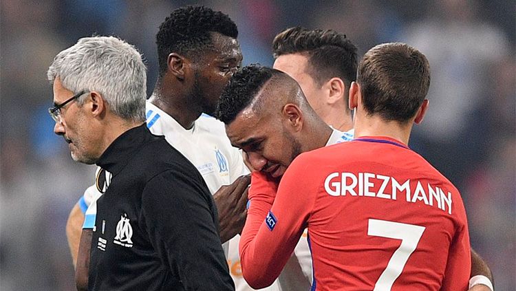 Antoine Griezmann tampak memberikan semangat kepada Payet yang ditarik keluar karena cedera. Copyright: © INDOSPORT