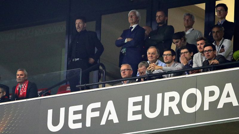 Diego Simeone nonton dari tribun. Copyright: © INDOSPORT