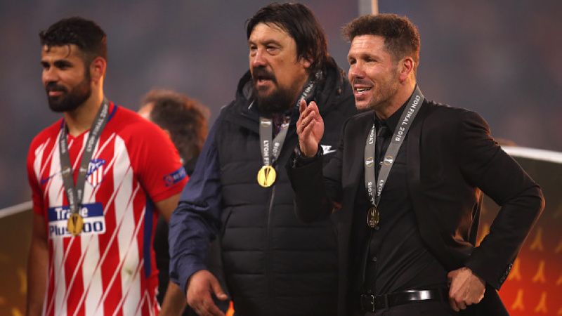 Diego Simeone dan asisten pelatihnya. Copyright: © INDOSPORT