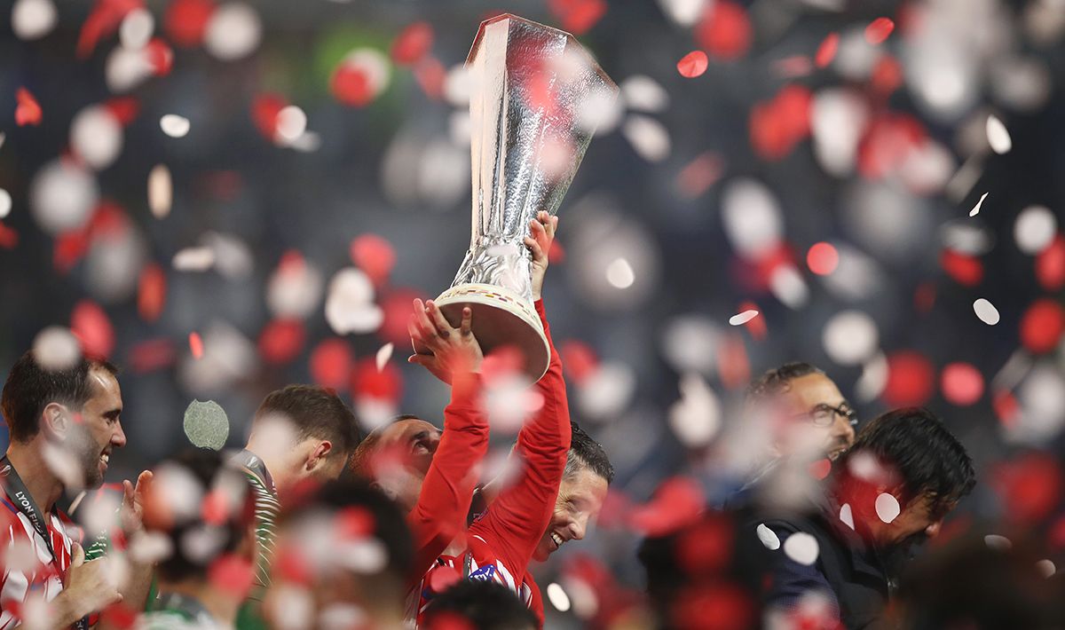 Antoine Griezmann mengangkat piala Liga Europa musim ini. Copyright: © INDOSPORT