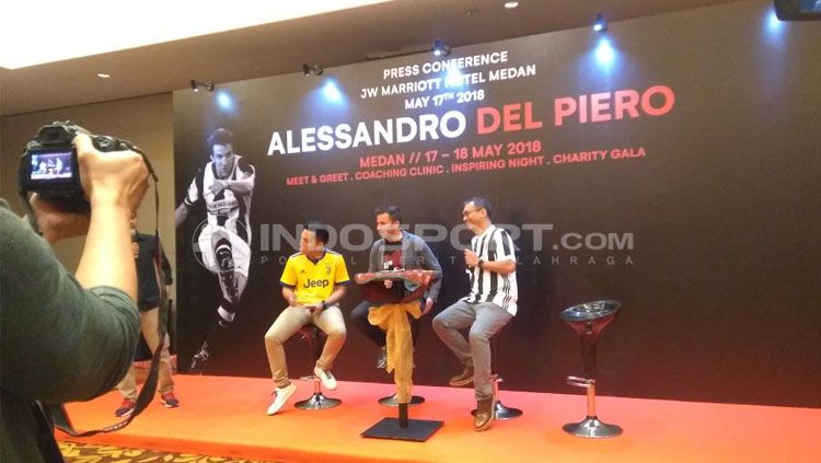 Alessandro Del Piero saat tiba di Medan. Copyright: © Kesuma Ramadhan/Indosport.com