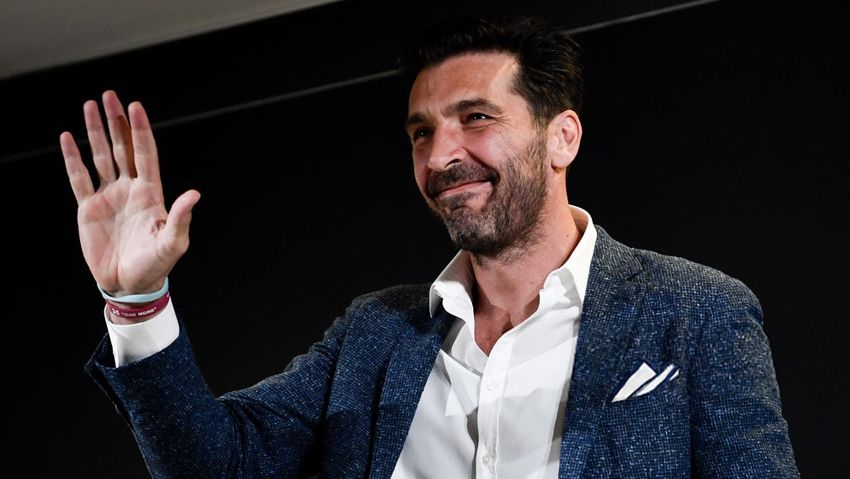 Isu akan pensiunnya Gianluigi Buffon dalam dua hari terakhir akhirnya menjadi nyata. Ia resmi umumkan keputusan gantung sarung tangan pada Rabu (08/08/23) ini. Copyright: © Indosport.com